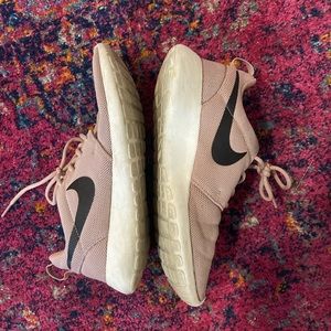 pink nike roshe shoes